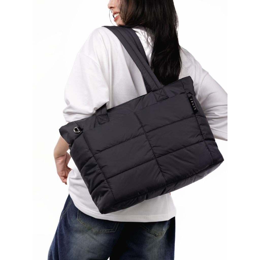 JACOB กระเป๋าทรงโท้ท ทนน้ำ มีช่องใส่โน๊ตบุ๊ค 14 นิ้ว  - รุ่น Fluff Tote Bag - 40648P