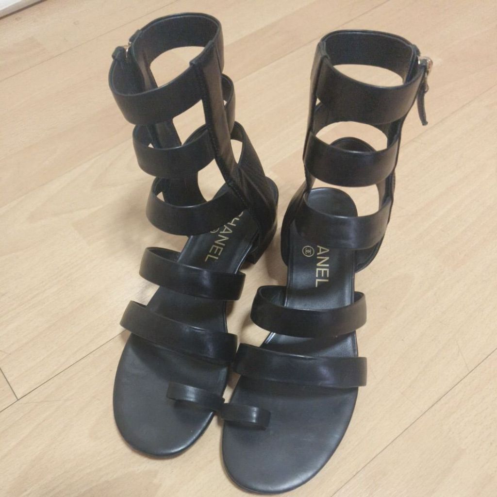 [Authentic] Chanel Black Leather Gladiator Sandals Size 38 (ของแท้ 100%)