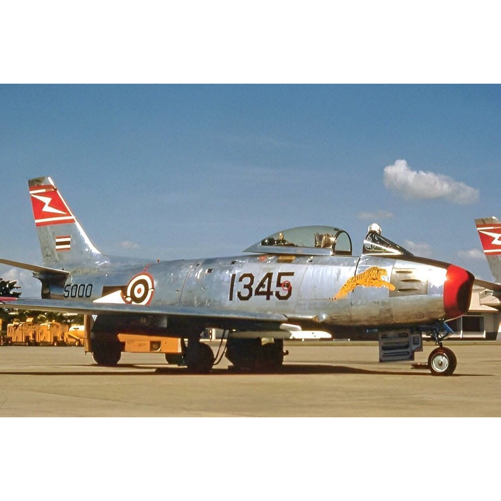 โมเดล เครื่องบินจำลอง เครื่องบินรบ ไทย F-86F  Sabre ทอ.ไทย ฝูง 13 สายฟ้า ขนาด 1/72 ยาวประมาณ 16 ซม. 
