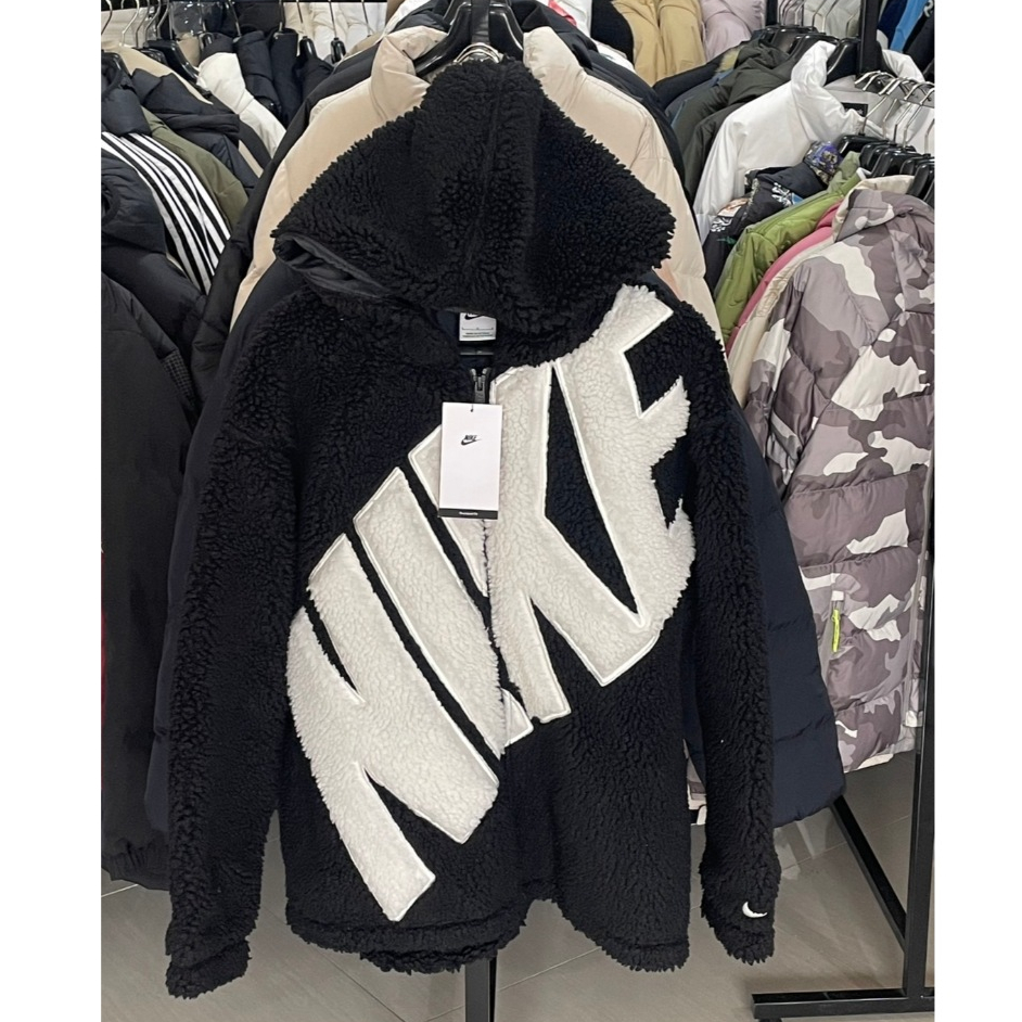 [ สินค้ามือหนึ่ง ] NIKE เสื้อแจ็คเก็ต Code: FB8695-010 รุ่น: Nike Sportswear Women's Logo High-Pile Fleece Jacket