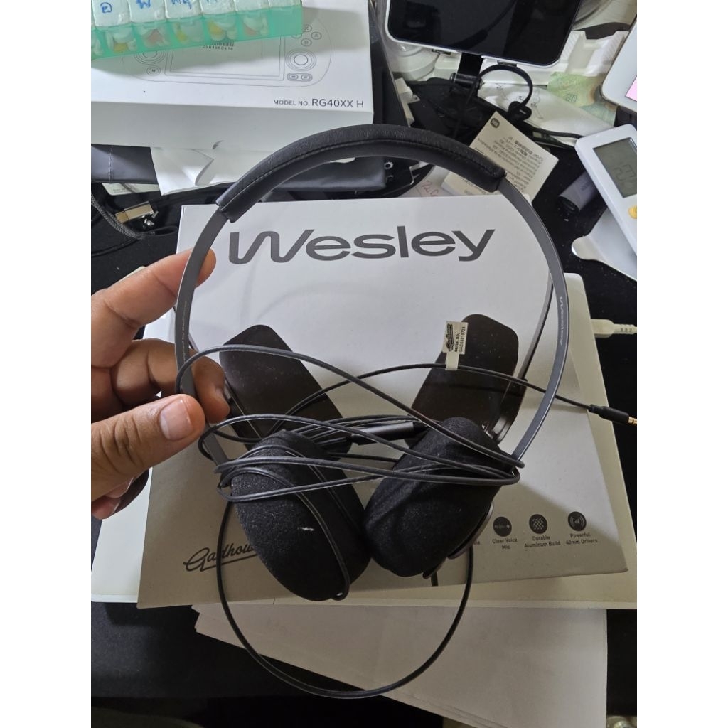 หูฟัง Gadhouse Wesley ซึ่งเป็นหูฟังแบบมีสาย (Wired On-Ear) สภาพเหมือนไหม่