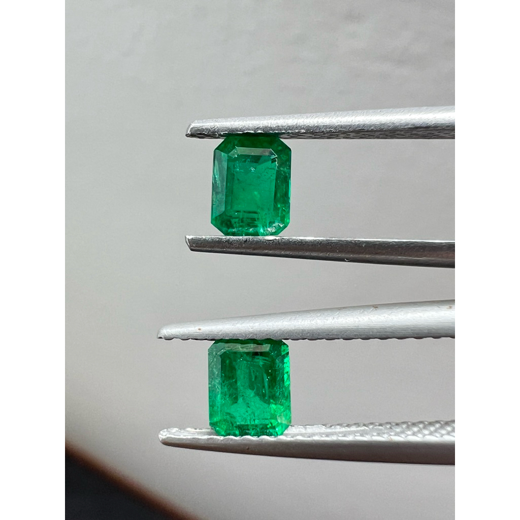พลอยมรกตแท้ แซมเบีย เซตคู่ 2 เม็ด รวม 1.13 กะรัต Zambian emerald oct shape