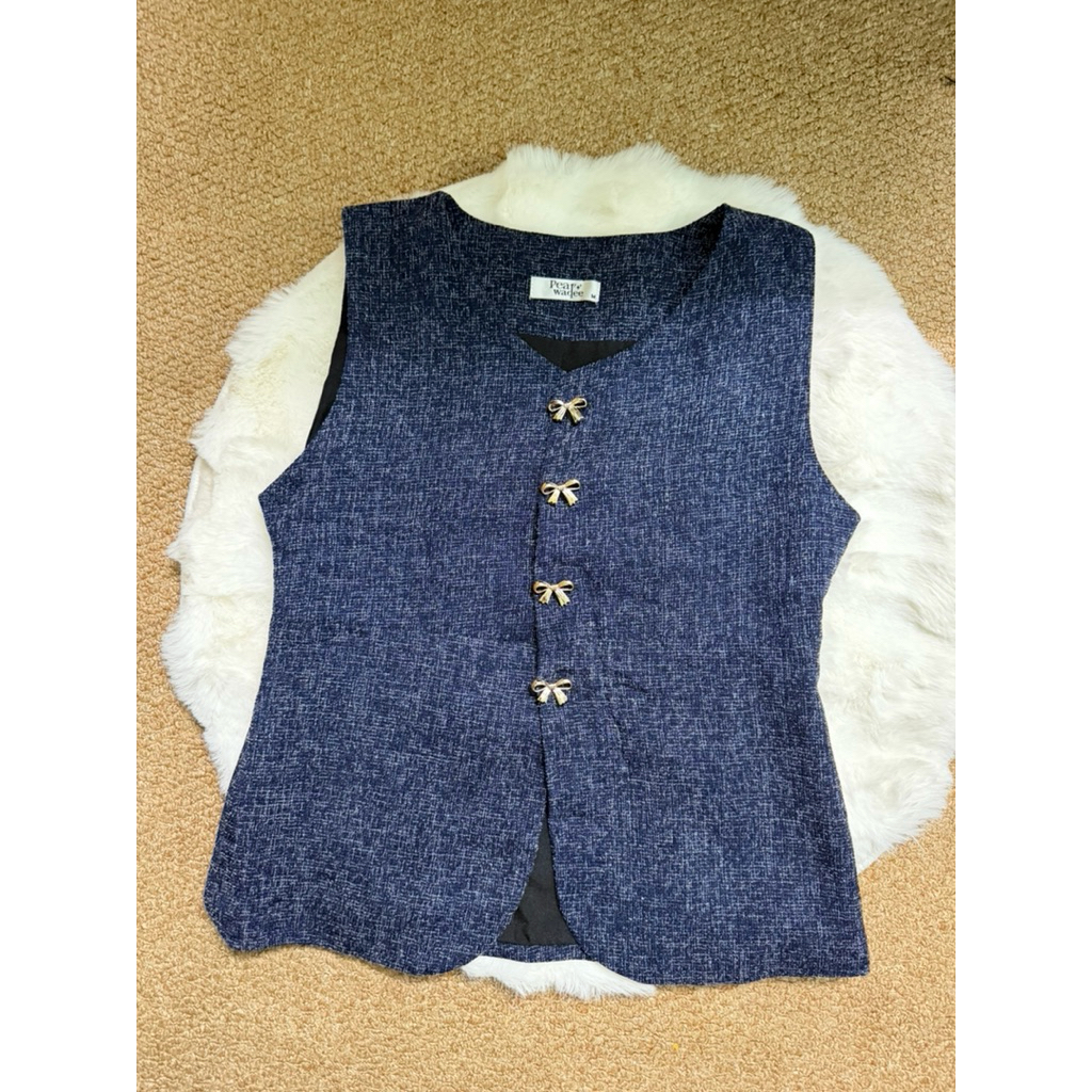 เสื้อรุ่น Demii Top เสื้อกั๊ก กระดุมโบว์ m