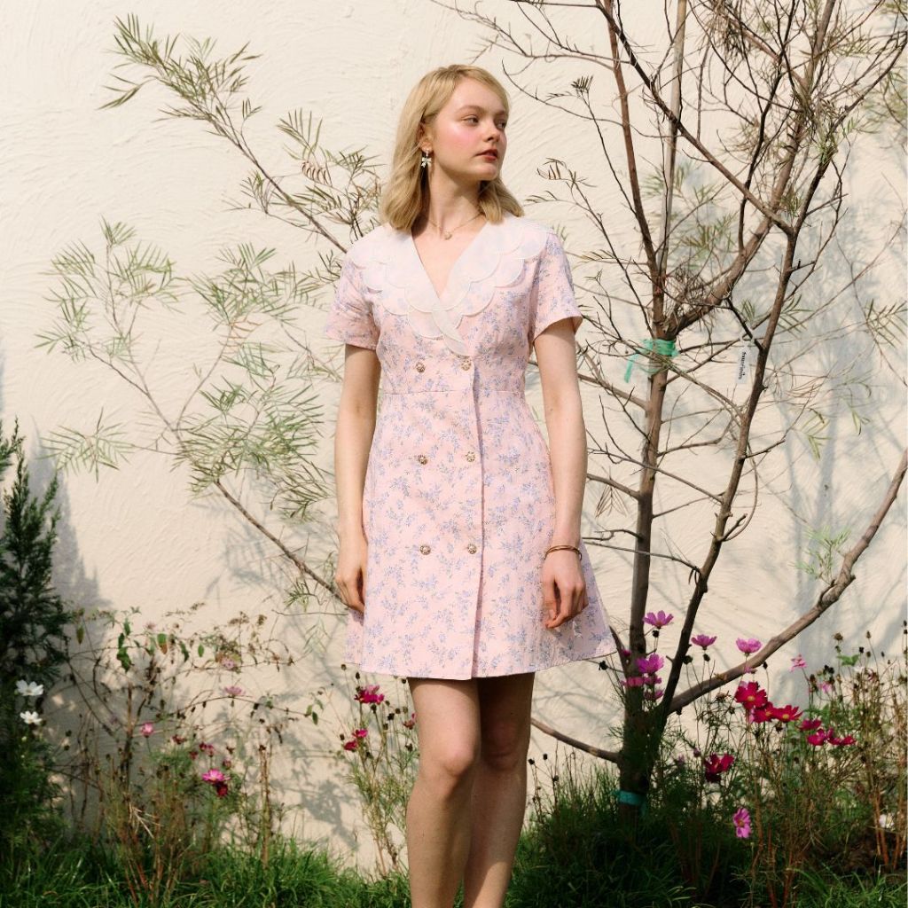 La Mignonne (XS-3XL) Bouvardia Maia Dress เดรสใส่ทำงาน ใส่เที่ยว ดีเทลงานปักมาเเบบเน้นๆ มาพร้อมปกคอปักมุก จึ้งสุดๆ