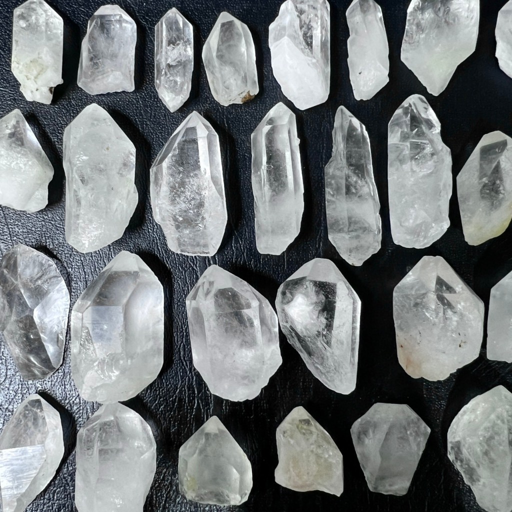 ควอตซ์ใส ชุด100 กรัม ก้อนเล็กสั้น แร่ดิบจากธรรมชาติ (Clear Quartz)
