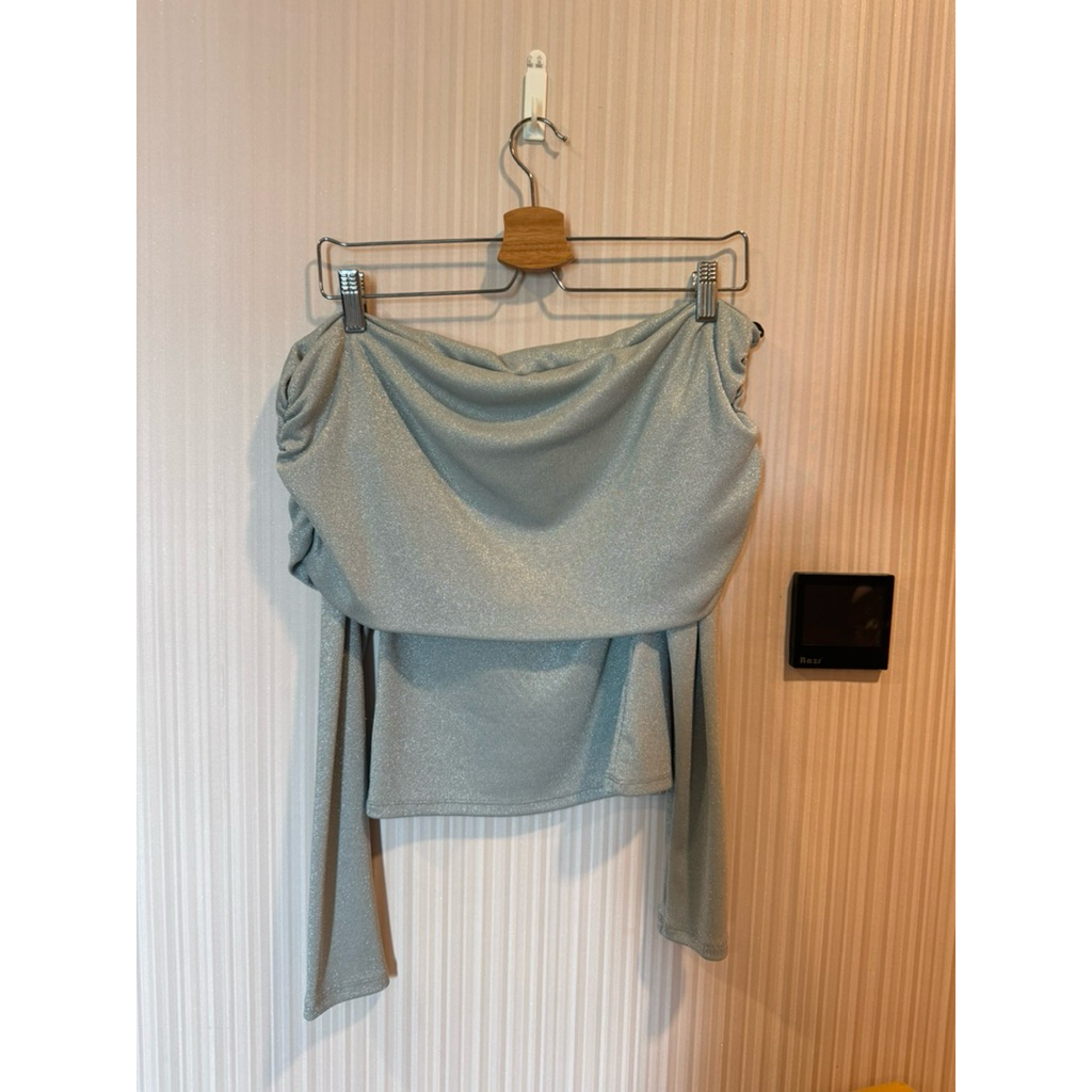 เสื้อปาดไหล่แบรนด์ H&M ส่งต่อ 350 บาทค่ะ Size S