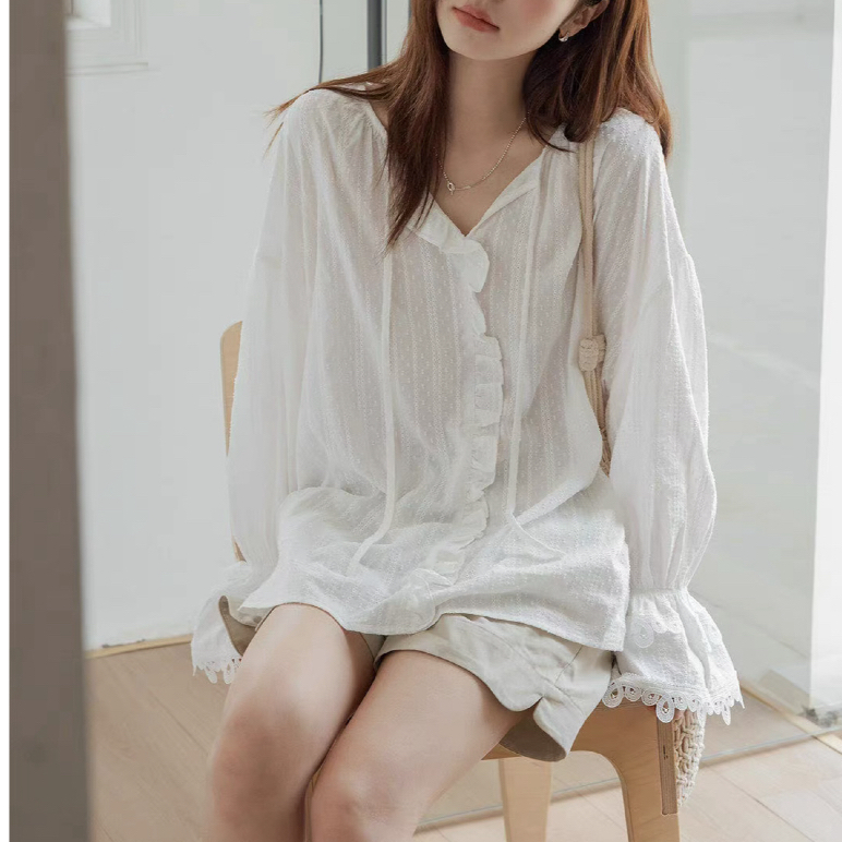 Daily Charm Top - Mooonbeam.co - เสื้อเชิ้ตลูกไม้คอวี