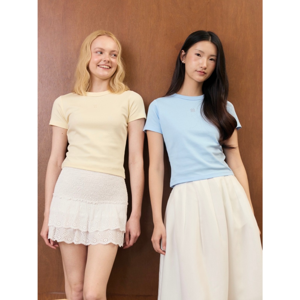 SARSA - Softie Basic Tee เสื้อยืดทรง Basic เนื้อผ้านุ่มสบาย สวมใส่ได้ในทุกวัน พร้อมดีเทลปักนูน Logo