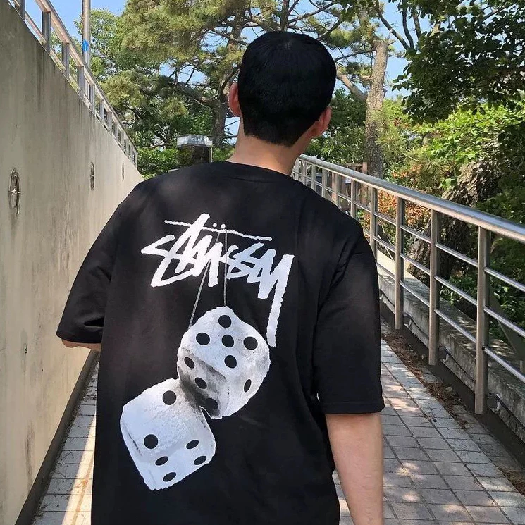 เสื้อยืดคอตตอนคุณภาพสูงสำหรับผู้ชาย เสื้อสั้นลายลูกเต๋าสไตล์ Stussy สตรีทอเมริกันหลวมๆ