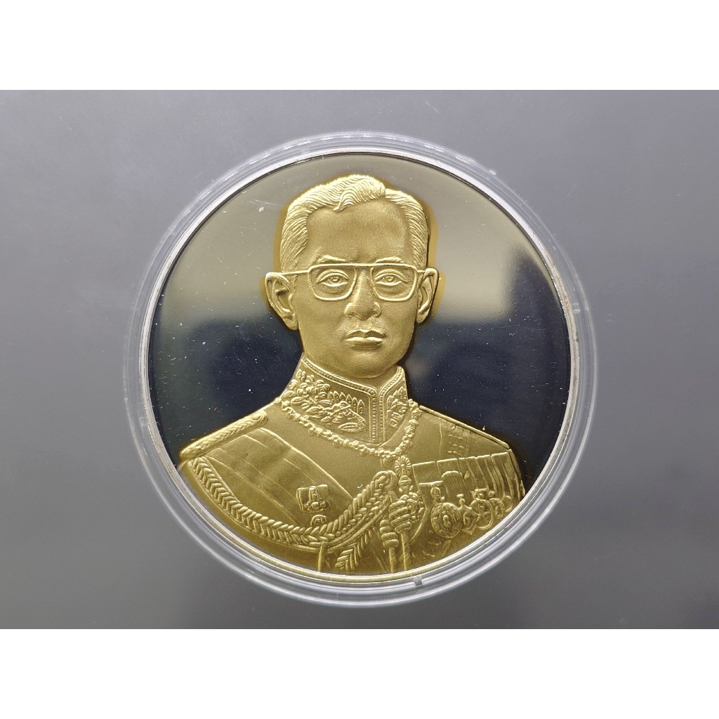 เหรียญที่ระลึกคามิโอ พิมพ์ใหญ่ เนื้อเงินขัดเงา หน้าทองคำแท้ ที่ระลึกกาญจนาภิเษก ขนาด 40 ม.ม.ปี2539 ส
