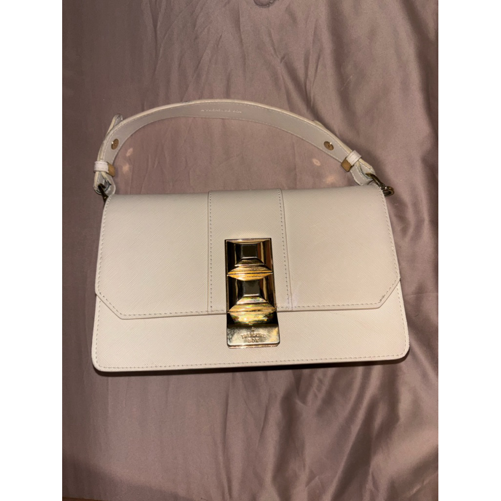 ส่งต่อ กระเป๋า ATB Atreasurebox Ivory Layer M