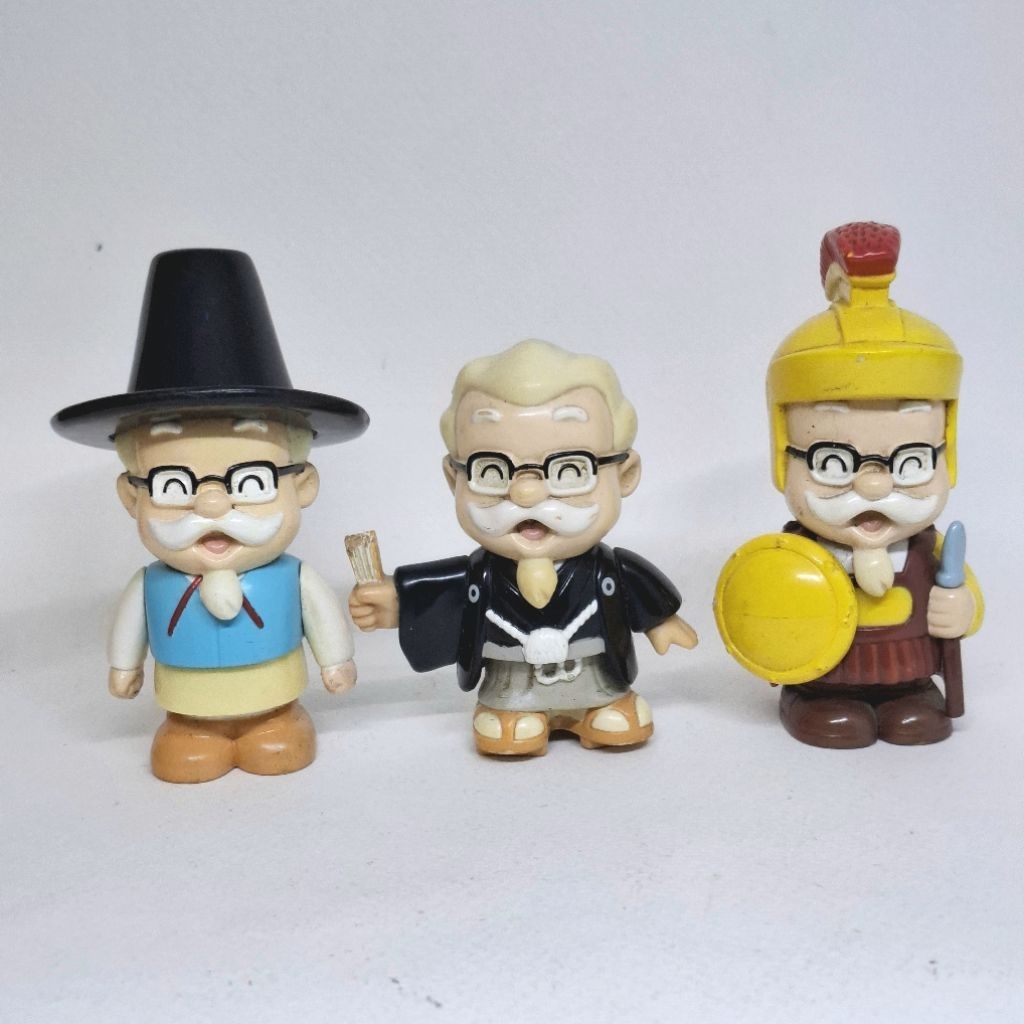 ฟิกเกอร์ KFC ผู้พันผู้พันแซนเดอร์ในชุดประจำชาติ