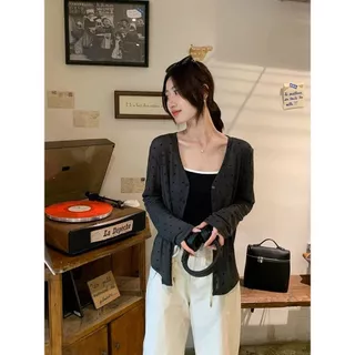 เสื้อคลุมกันแดดแขนยาวคอวีพิมพ์ลายโบว์สำหรับผู้หญิง เนื้อผ้าโปร่งเล็กน้อย ทรงหลวม ช่วยให้ดูผอมเพรียว เหมาะสำหรับสวมคลุมใน