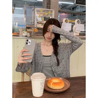 เสื้อคลุมกันแดดแขนยาวคอวีพิมพ์ลายโบว์สำหรับผู้หญิง เนื้อผ้าโปร่งเล็กน้อย ทรงหลวม ช่วยให้ดูผอมเพรียว เหมาะสำหรับสวมคลุมใน