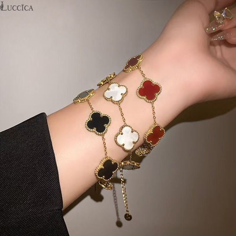 กำไลข้อมือรูปใบโคลเวอร์สี่แฉกที่งดงามและประณีตนี้ ชุบด้วยทองคำ 18K และฝังด้วยไข่มุกแท้ทั้งสองด้าน ซึ่งเป็นสัญลักษณ์แห่งโ