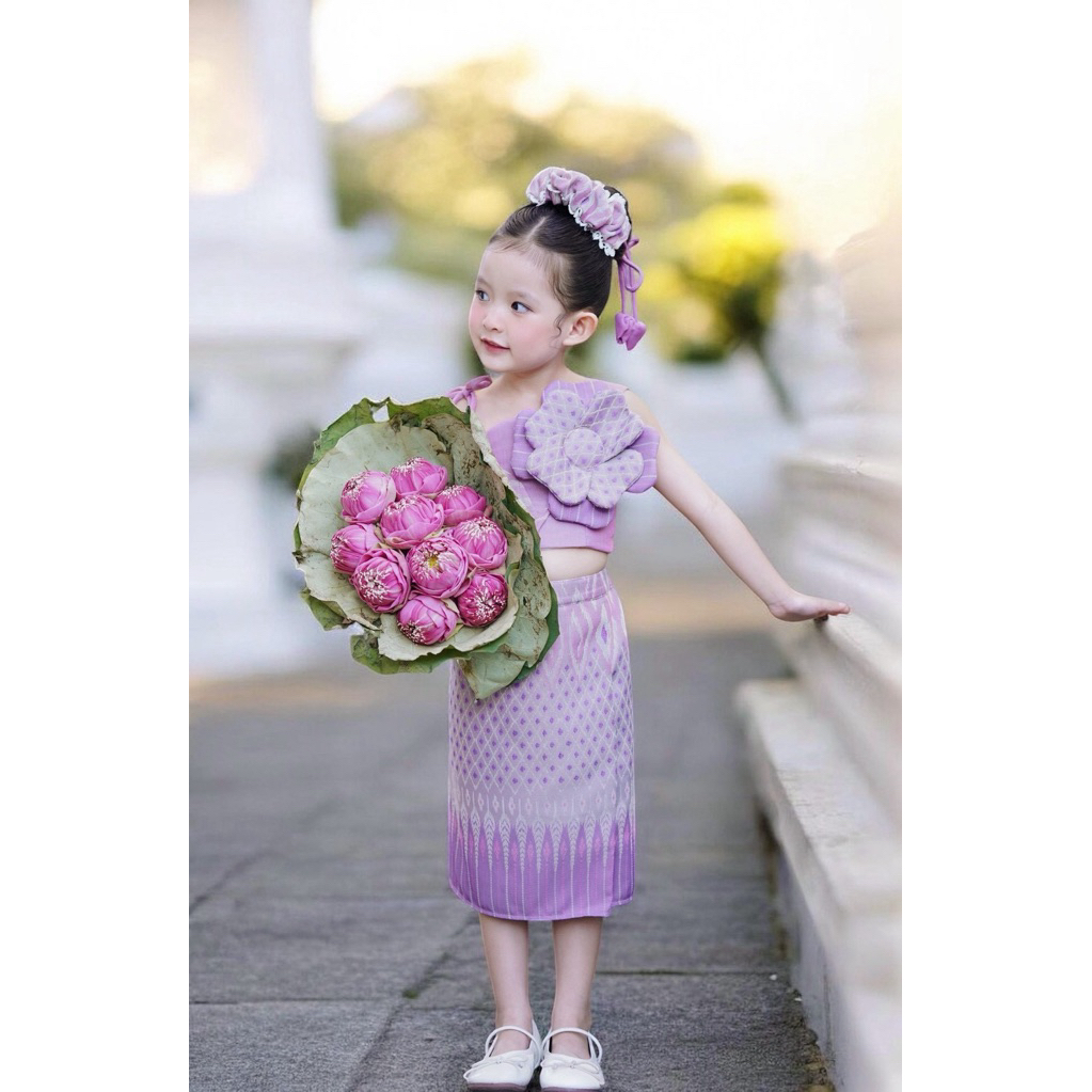 ม า ล า ริ น ท ร์    ละมุนอุ่นไอฝ้าย ลวดลายไทยห่มกายคล้ายผกา ชื่นแจ่มจิตพิศมัยในแววตา งามสง่าดุจบุปผากลางพนา… ราคา ถูกที่สุด ดีลบีเคเค แกลเลอรีภาพที่ 2