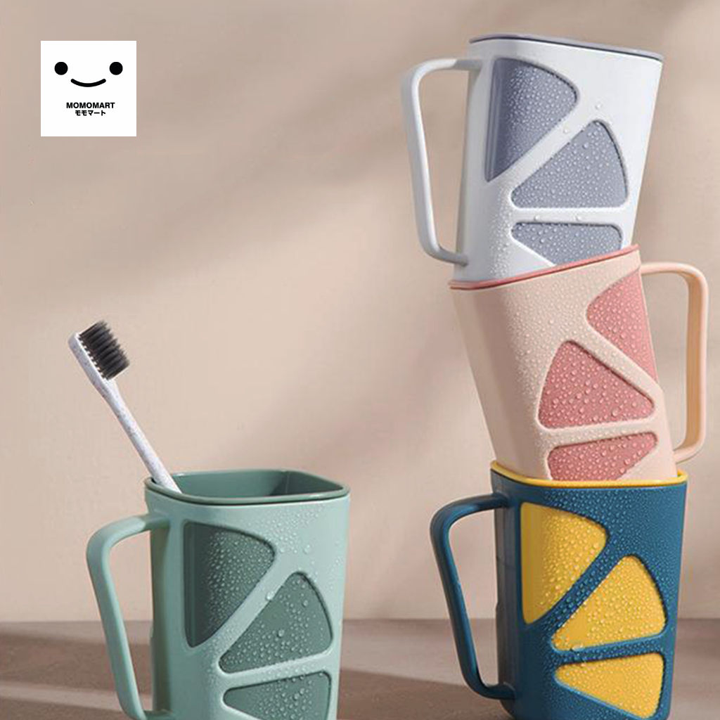 MOMOMART แก้วน้ำพลาสติก มีหูจับ 600ml แก้ว ลดลายสวยงาม มีหลายลายให้เลือก MD10-011-7