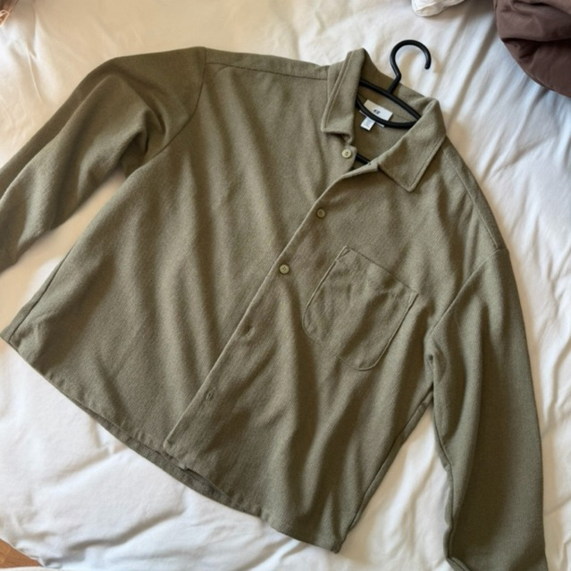 เสื้อ H&M สี olive ( ตัดครอป ยังไม่เคยใส่) sizeM, อก 44 , ยาว 23-24