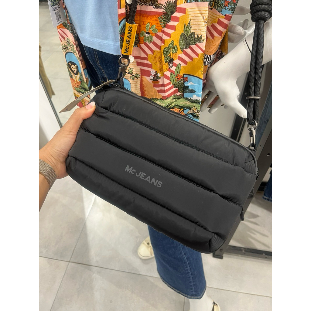 MC JEANS กระเป๋าสะพายข้างCrossbody Unisex มีให้เลือก4สี งานแท้ งานพิมพ์อักษร วัสดุไนลอน พร้อมสาย2สี พร้อมส่ง✅