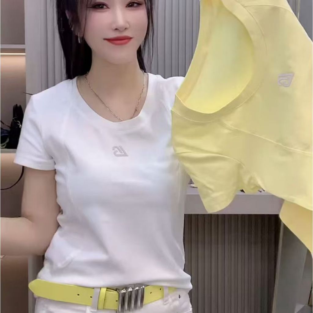 เสื้อยืดแขนสั้นปักลายหัวใจสำหรับผู้หญิง คอลเลคชั่นฤดูร้อนปี 2026 สไตล์ยุโรป เก๋ไก๋ ใช้งานได้หลากหลาย ทรงเข้ารูป ทันสมัย