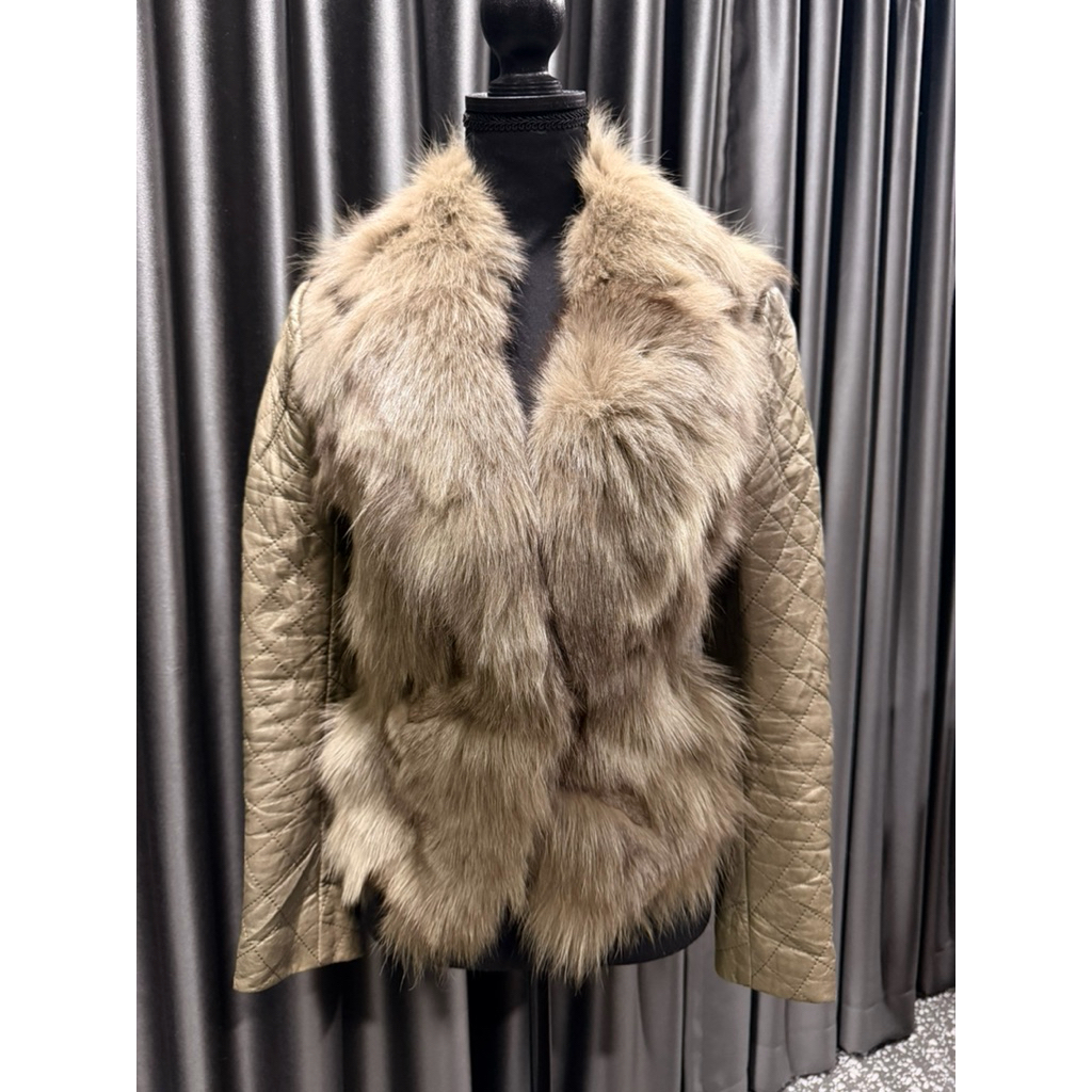 แจ็คเก็ตหนังแต่งขนฟ็อกซ์แท้ (Fox Fur Trim Leather Jacket)