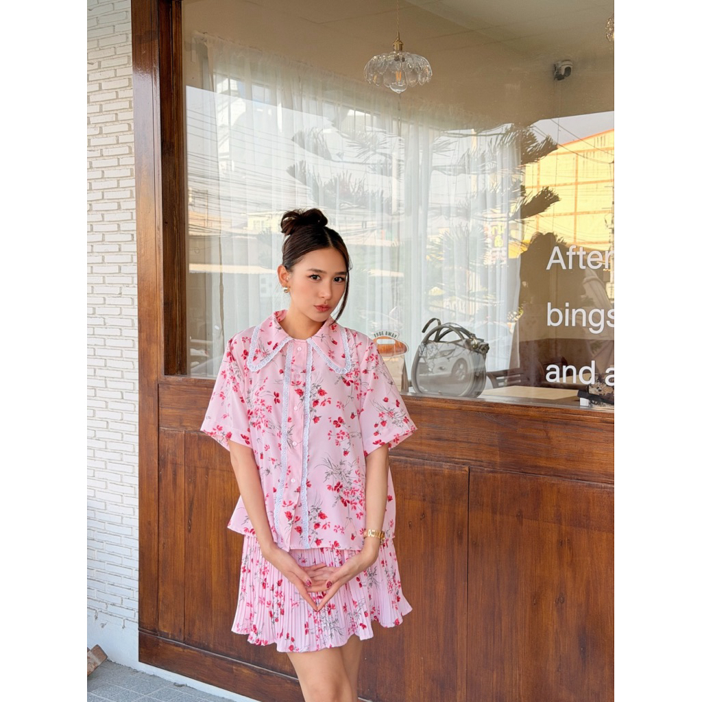 sawat bt "Florence pleated set"  แบบใหม่พร้อมเสิร์ฟดีเทลตัวเสื้อแขนสั้นทรงoversizeคอปกมนเดินกุ้นปกและสาบ