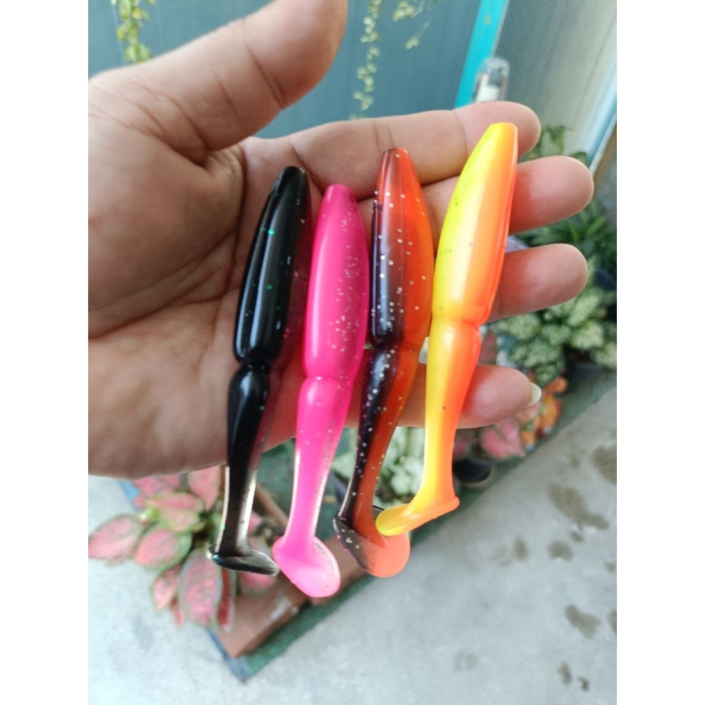 ปลายางเกรดเอและเกรดบี ...ตกปลาช่อนชะโด 11cmน้ำหนัก13g.ซอง3และ5ตัว มีแถมตัวเบ็ด6/0