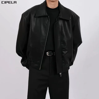 CIPELA เสื้อแจ็คเก็ตหนัง PU หรูหราสําหรับผู้ชาย อเมริกันย้อนยุคหลวมไหล่แผ่นเที่ยวบินแจ็คเก็ต ใส่ได้ทุกวัน ส่งเร็วแน่นอน！