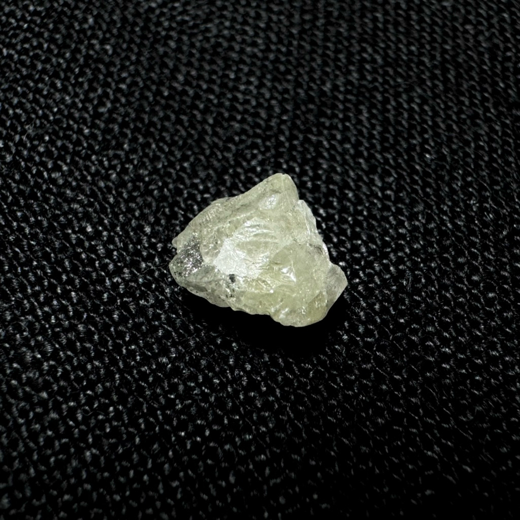 เพชรดิบธรรมชาติแท้ Rough Diamond สีติดเหลืองเล็กน้อย 7.6*6.6 mm 1.75 ct