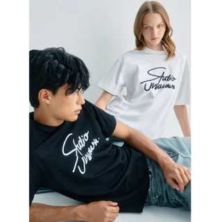 STUDIO UNKNOWN - Signature Script T-Shirt เสื้อยืดแบรนด์ดีไซน์ตัวเขียนสกรีนด้วยเทคนิค DFT