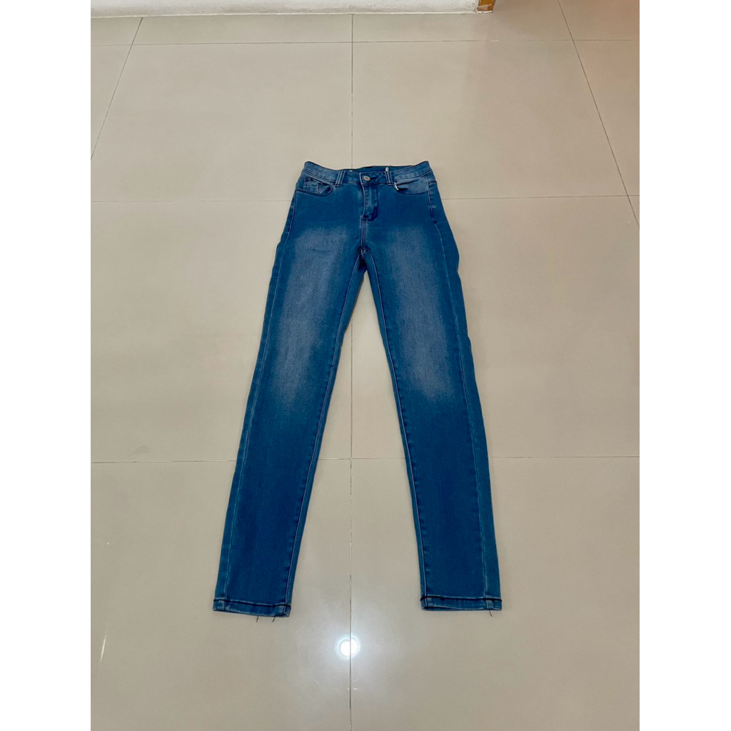 กางเกงยีนส์ (Denim pants)
