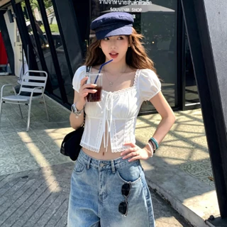 Elly พร้อมส่ง🦄เสื้อครอปเเขนสั้น🦄ลูกไม้ ไหล่ปาด แหวกหน้า ระบายขอบ สไตล์สาวเกาหลี เซ็กซี่ ใส่สบาย