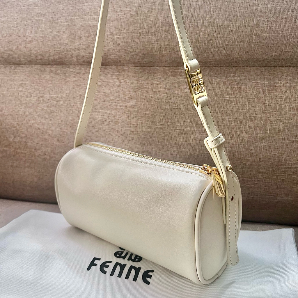 FENNE (สีครีม ใช้ 1 ครั้งมีตำหนิ อ่านรายละเอียดก่อนสั่ง ซื้อแล้วไม่รับคืนค่า) : กระเป๋า Cylin ใบเล็ก