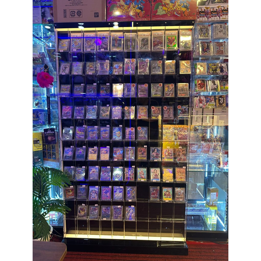 ตู้อะคริลิคโชว์การ์ดเกมส์ แผ่นหลังสีดำ แบ่ง 100 ช่อง เช่น การ์ด one piece, pokemon