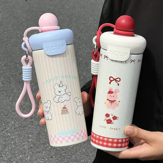 แก้วเก็บความเย็น ความร้อน ลายน่ารัก ความจุ 600ml มีฝาปิดหลอด พร้อมสายห้อยคล้องมือจับถนัดมือ