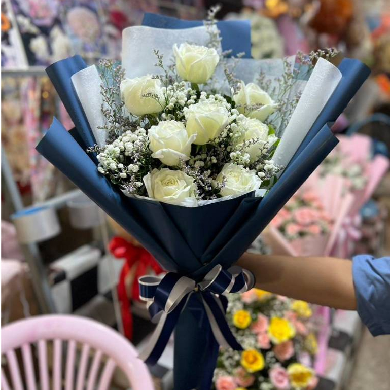 [ สินค้าพร้อมจัดส่งด่วน ] ช่อกุหลาบขาว 8 ดอก กระดาษลองขาว กระดาษน้ำเงิน ดอกไม้สด