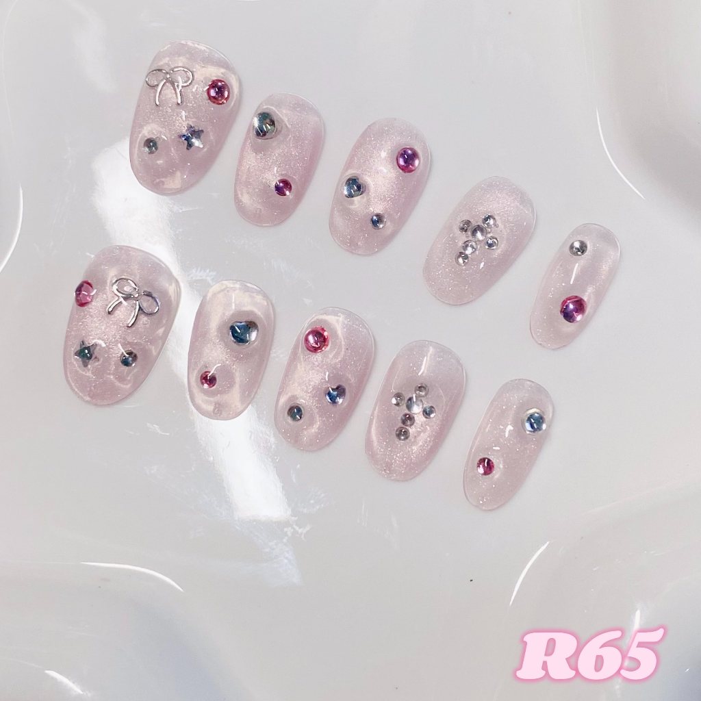 ೀ⋆｡ R65 เล็บเจลปลอมสีชมพูลูกแก้ว cat eyes tiny gems 🎀⭐️🤍