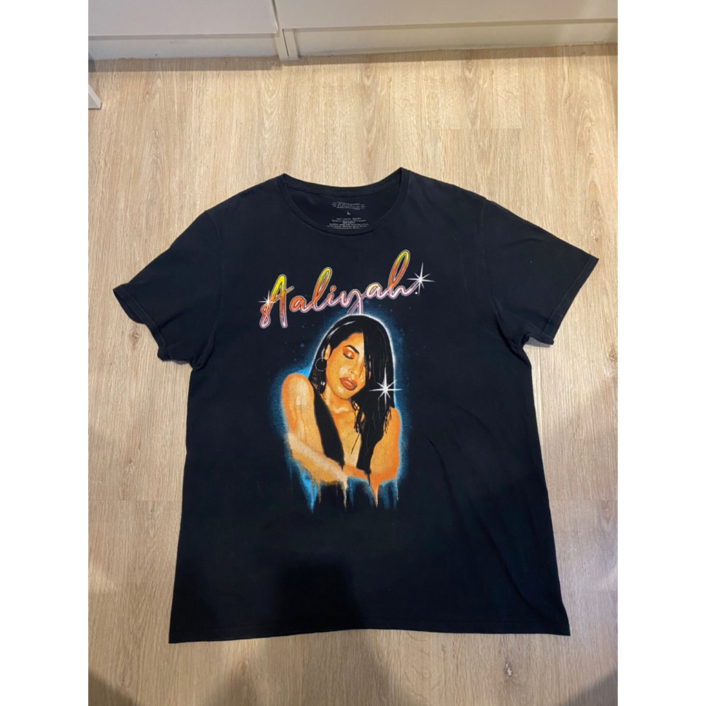รหัสA1 AAliyah Vintage T-Shirt ขนาด: อก 44นิ้ว ยาว 28นิ้ว  ตำหนิ: - ราคา: 220บาท 💖