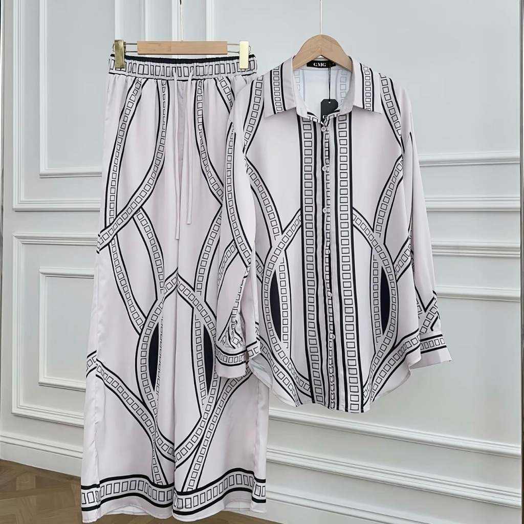 พร้อมส่ง‼️ GMG ชุดเซ็ท(เสื้อ+กางเกง) ผ้า Silk Satin ทรงเสื้อคอปก ดีเทลพิมพ์ลายกราฟฟิก คอนทราสต์สวยงาม