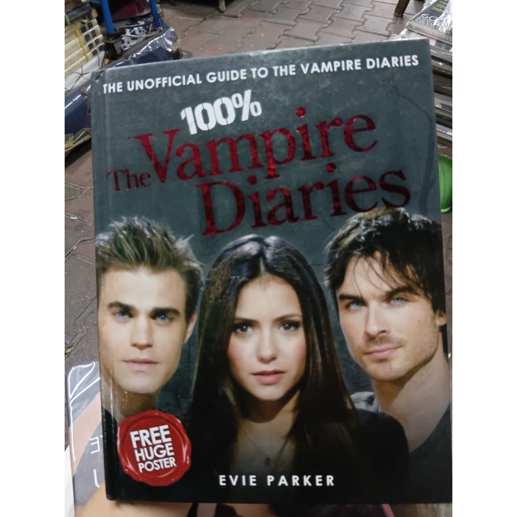  "100% The Vampire Diaries: The Unofficial Guide" โดย Evie Parker 