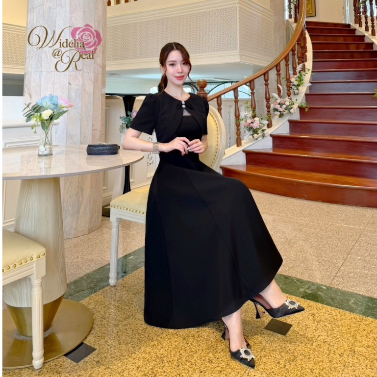 Widelia สีดำ Senior Black Dress เดรสสีดำผ้าซอฟสูท ดีเทลคล้ายมีเสื้อคลุม แต่งอะไหล่กระดุมเพชร ซิปหลัง มีซับใน