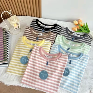 เสื้อยืดแขนสั้นลายทางสไตล์ใหม่สำหรับฤดูร้อน ทรงเข้ารูปช่วงไหล่ตรงช่วยให้ดูผอมเพรียว คอทรงกลม เนื้อผ้าบางเบา เสื้อผู้หญิง