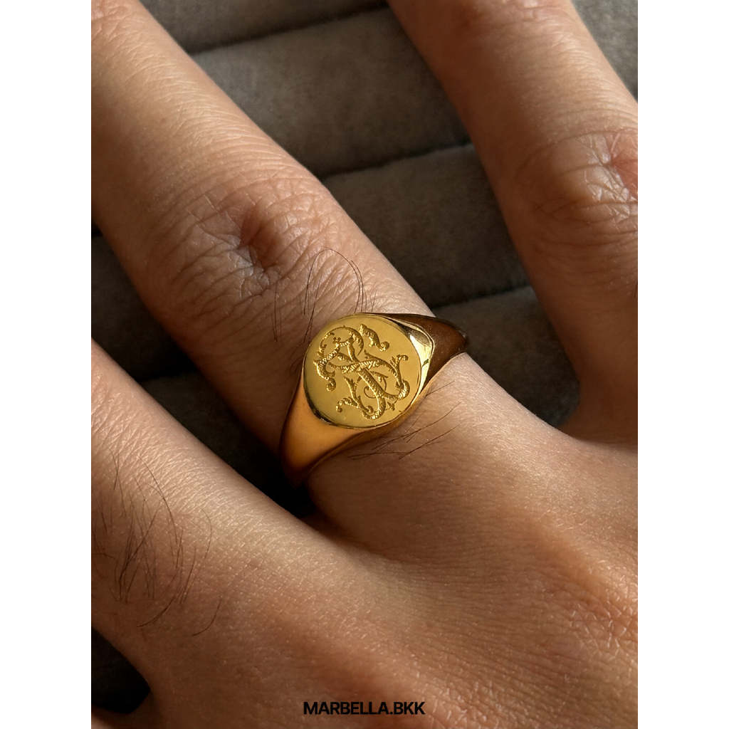 MARBELLA.BKK Gold Oval Signet Lite Ring แหวนนิ้วก้อย แบบเกลี้ยง หน้าเรียบ วงรี เงินแท้ (เลือกลายแกะสลักได้) สีทอง