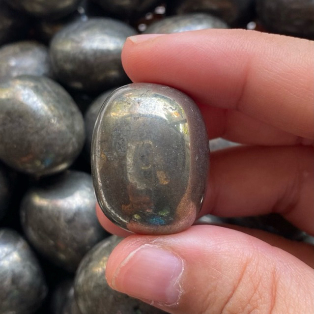 Pyrite ไพไรท์ขัดมัน หรือ เพชรหน้าทั่ง สวย น่ารักมาก มีพลังดึงดูดความมั่งคั่งด้านการเงิน ช่วยเรียกเงินเรียกทอง