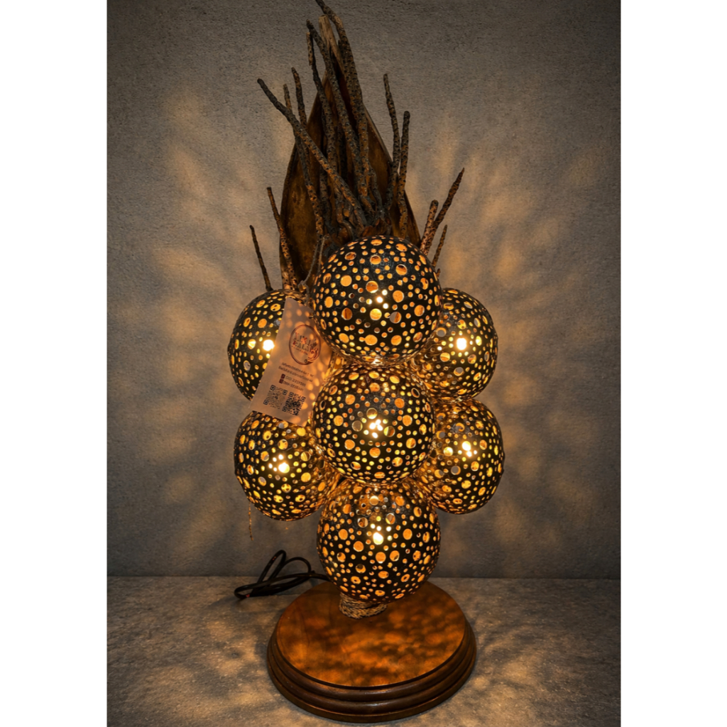 โคมไฟกะลามะพร้าวตั้งโต๊ะ 7 ลูก ตกแต่งด้วยทะลายมะพร้าว Coconut Shell Handmade Lamp