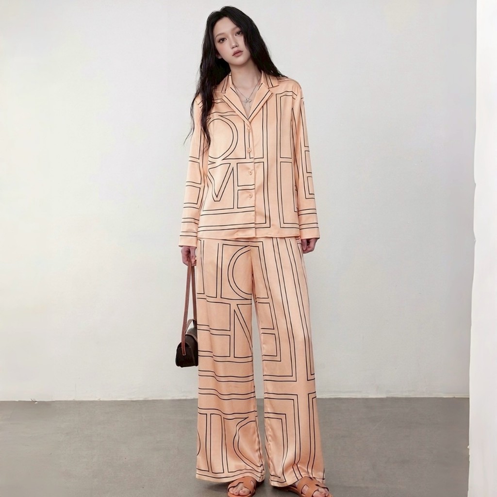 ชุดเซ็ท (เสื้อแขนยาว/กางเกงขายาว)สี Soft Peach ผ้า Silk Satin  พิมพ์เส้นสายกราฟิกสีเข้ม  (Golden Black Line)