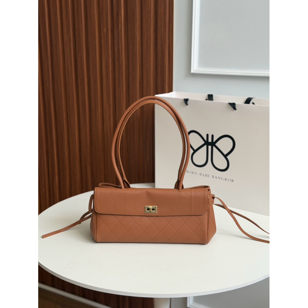 VICTORIA กระเป๋าหนังวัวแท้ ขนาด 33x15x12 ซม. เป็นกระเป๋าวัวเเท้ ที่เน้นความเรียบง่ายแต่แฝงไปด้วยความพรีเมียม ราคา ถูกที่สุด ดีลบีเคเค แกลเลอรีภาพที่ 5