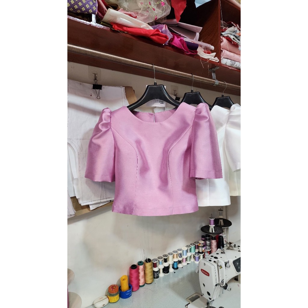เสื้อผ้าไหมอิตาลีทรงเสื้อครอปคอปาดเเขนสั้นพร้อมรีดอัดกาวทั้งตัว(ไซส์ร้านเป็นงานหน้าผ้าวัดตึงเเนะนำเผื่อจากอกจริง2นิ้ว)