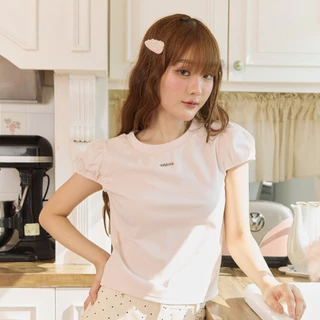 DAILYLOOK.SM --- Little top เสื้อยืดทรงพอดีตัว ดีไซน์เรียบแต่มีความหวานนิดๆด้วยแขนตุ๊กตา