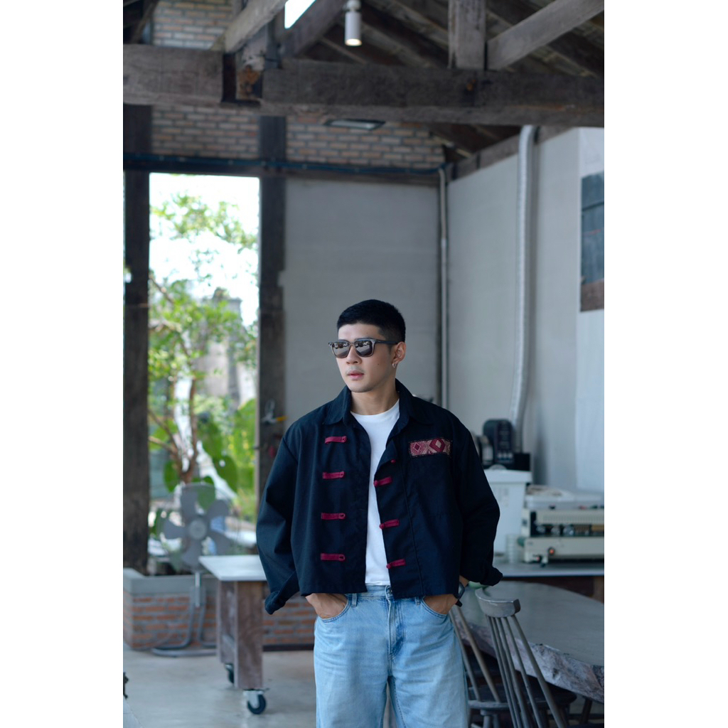 เสื้อผ้าแฟชั่นผ้าฝ้ายฟอกนุ่มสีดำไม่ตกสี เสื้อครอปคอเชิ้ต กระเป๋าผ้าทอลายแดง ยาว22นิ้ว no.10ดำยาวครอปกระเป๋าทอแดงไม่ตกสี